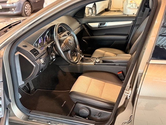 Mercedes-Benz C300 8 of 17