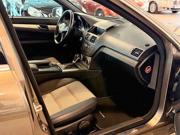 Mercedes-Benz C300 11 of 17