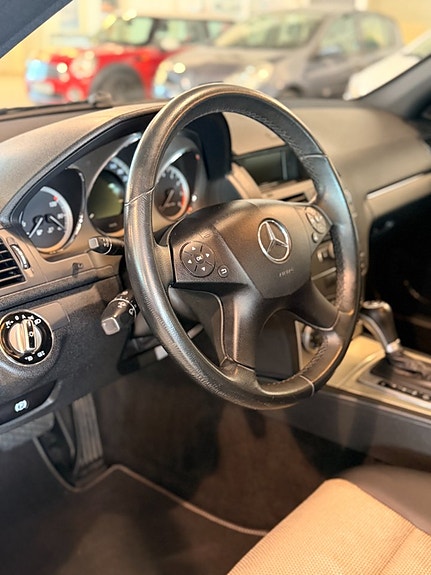 Mercedes-Benz C300 9 of 17