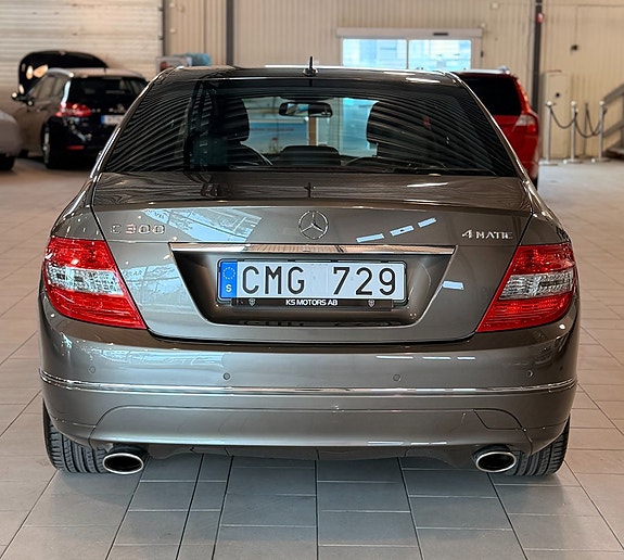 Mercedes-Benz C300 6 of 17