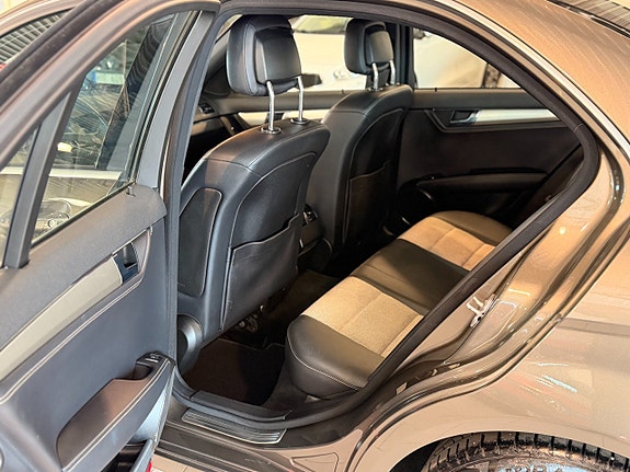 Mercedes-Benz C300 10 of 17