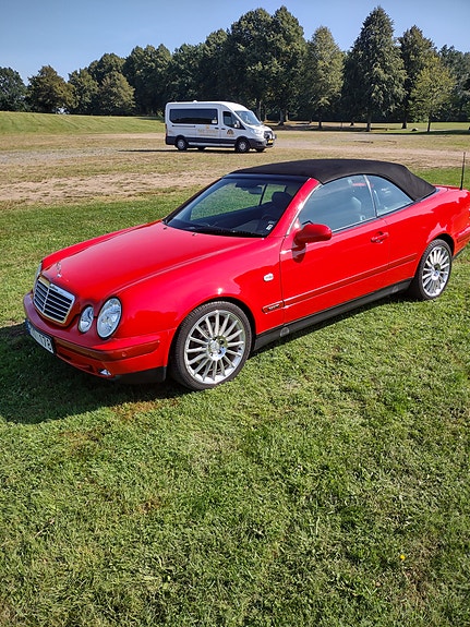 Mercedes-Benz CLK320 3 of 4