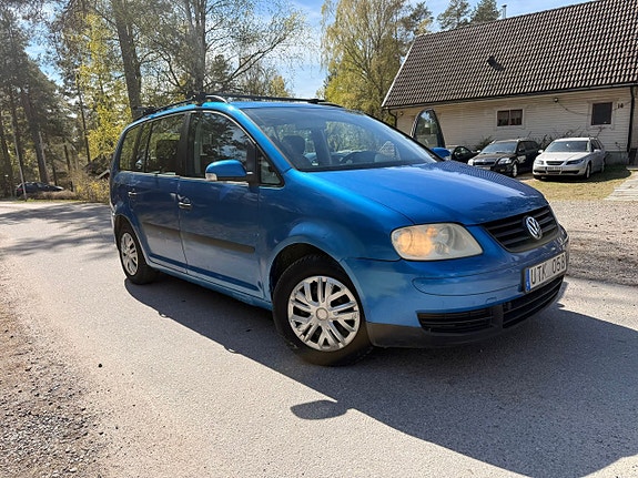 Volkswagen Touran 2 of 5