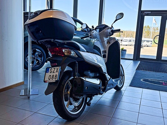 Honda Sh300 3 of 4