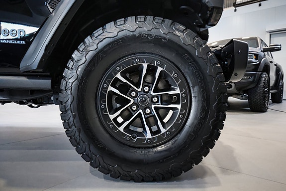 Jeep Wrangler 11 of 30