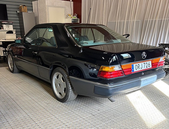 Mercedes-Benz 230 CE 8 of 17