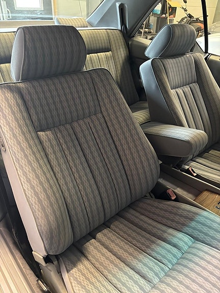 Mercedes-Benz 230 CE 12 of 17