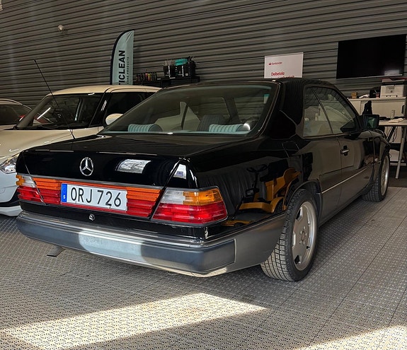 Mercedes-Benz 230 CE 7 of 17