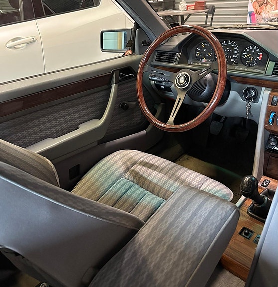 Mercedes-Benz 230 CE 10 of 17