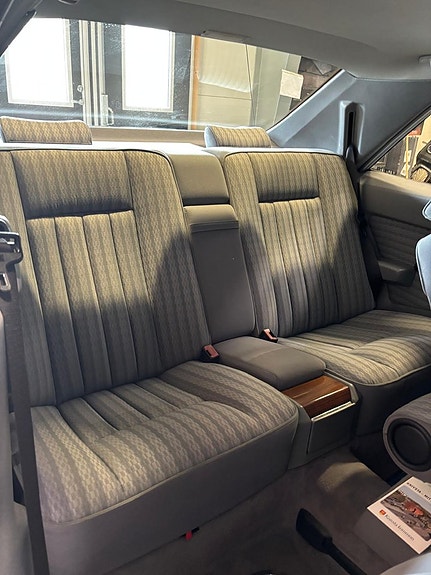 Mercedes-Benz 230 CE 13 of 17