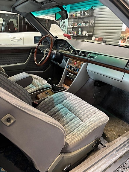 Mercedes-Benz 230 CE 11 of 17