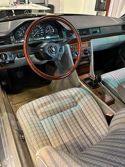 Mercedes-Benz 230 CE 9 of 17