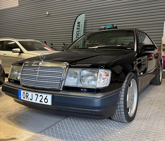 Mercedes-Benz 230 CE 2 of 5