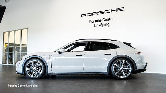 Porsche Taycan Cross Turismo 4 of 5