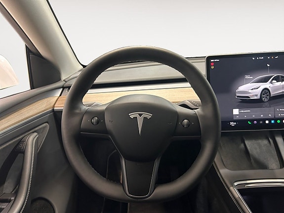 Tesla Model Y 13 of 22
