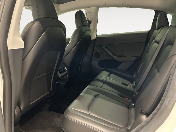Tesla Model Y 14 of 22