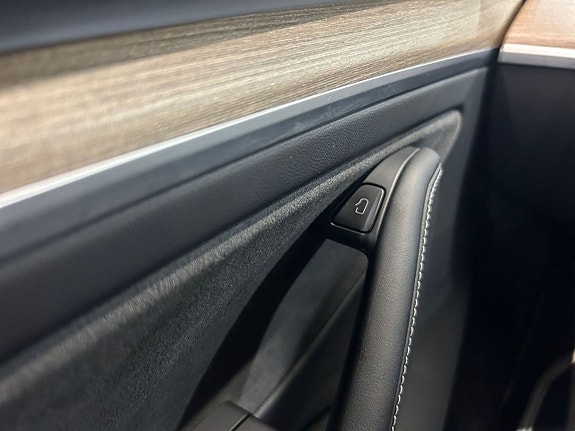 Tesla Model Y 21 of 22