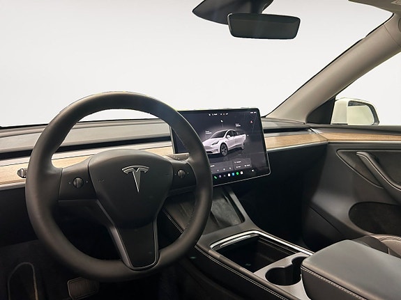 Tesla Model Y 12 of 22