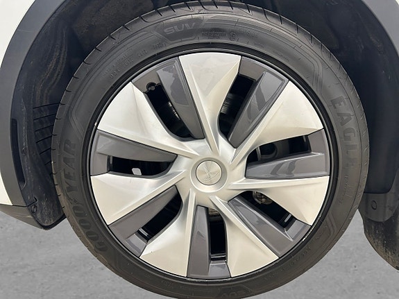 Tesla Model Y 8 of 22