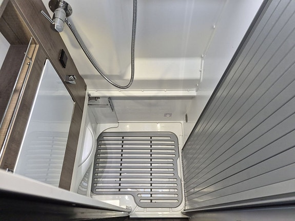 Pilote Mooveo Van 60 EB automat, långbäddar, dubbla AC, 2 sitt/sov platser 15 of 22