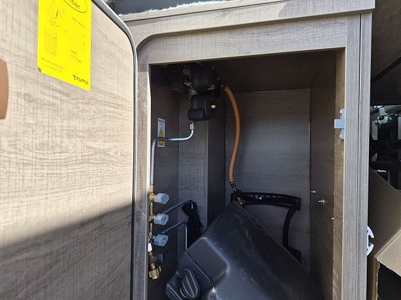 Pilote Mooveo Van 60 EB automat, långbäddar, dubbla AC, 2 sitt/sov platser 8 of 22