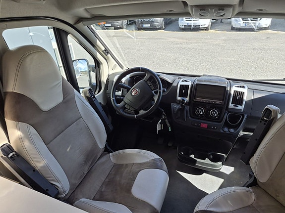 Pilote Mooveo Van 60 EB automat, långbäddar, dubbla AC, 2 sitt/sov platser 19 of 22