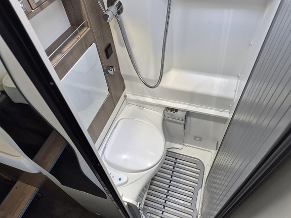 Pilote Mooveo Van 60 EB automat, långbäddar, dubbla AC, 2 sitt/sov platser 16 of 22