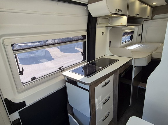 Pilote Mooveo Van 60 EB automat, långbäddar, dubbla AC, 2 sitt/sov platser 11 of 22