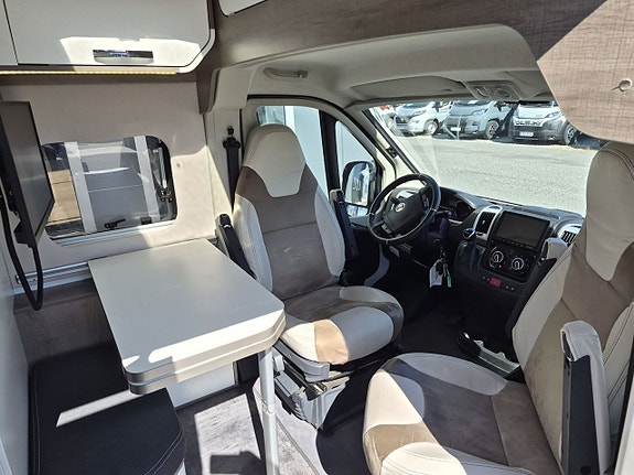 Pilote Mooveo Van 60 EB automat, långbäddar, dubbla AC, 2 sitt/sov platser 18 of 22