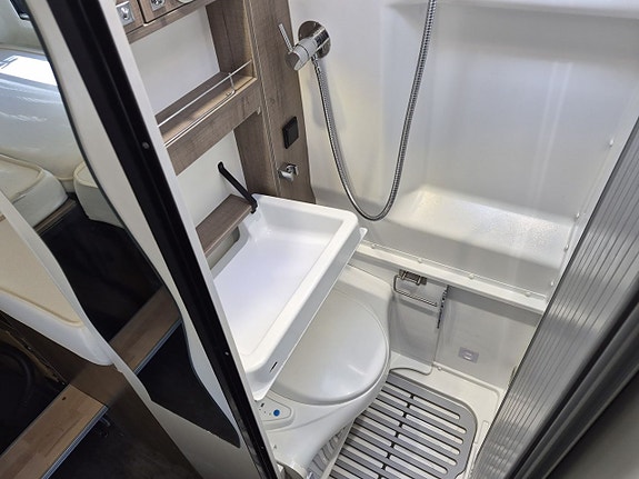 Pilote Mooveo Van 60 EB automat, långbäddar, dubbla AC, 2 sitt/sov platser 17 of 22