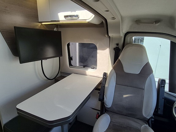 Pilote Mooveo Van 60 EB automat, långbäddar, dubbla AC, 2 sitt/sov platser 10 of 22
