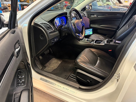 Chrysler 300 12 of 18