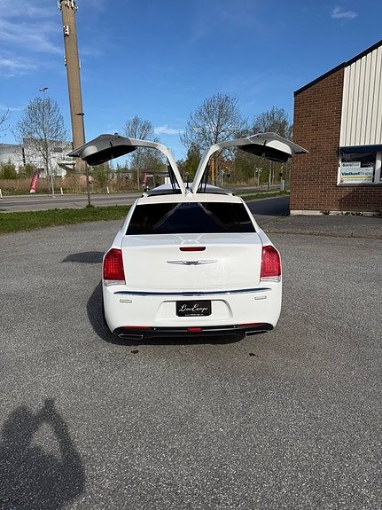 Chrysler 300 9 of 18
