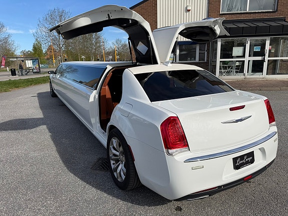 Chrysler 300 7 of 18