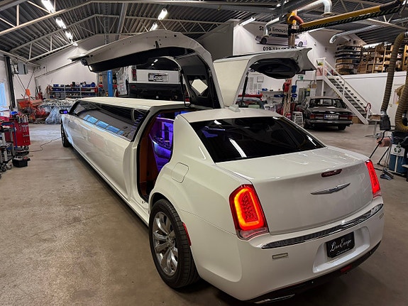 Chrysler 300 15 of 18