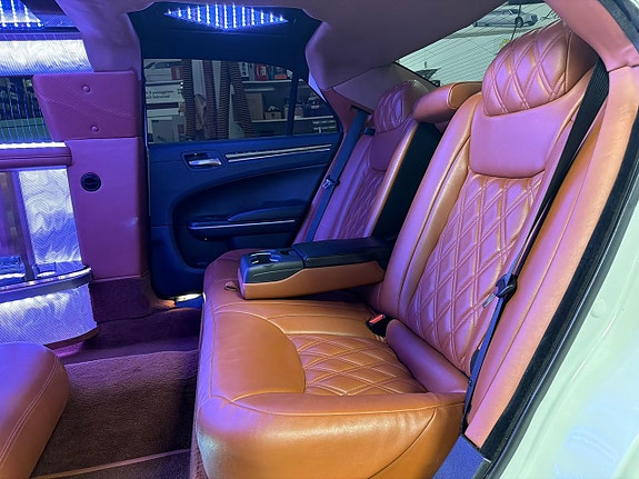 Chrysler 300 11 of 18