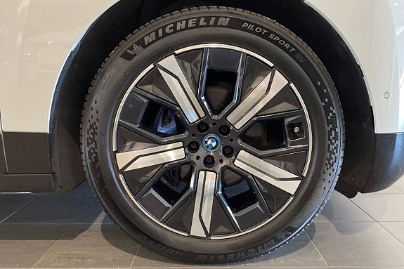 BMW iX 15 of 18