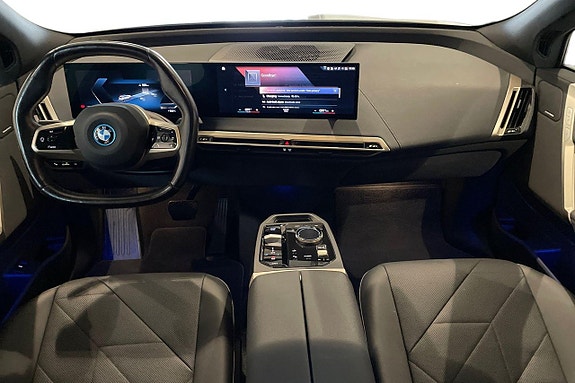 BMW iX 8 of 18