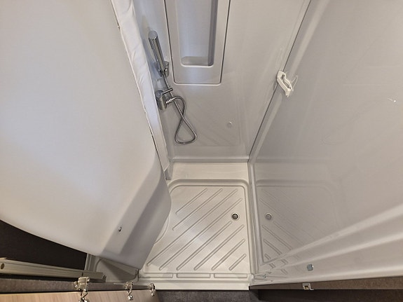 Dethleffs GlobeTrail Active 600 DS dieselvärme, automat, 140 hk, infällda fönster 17 of 19