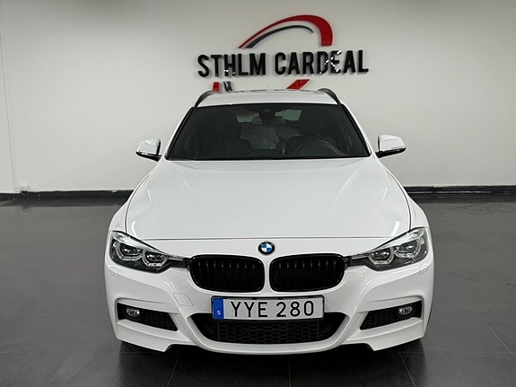 BMW 330i 3 of 5