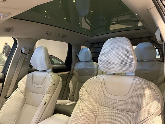 Volvo EX90 14 of 15