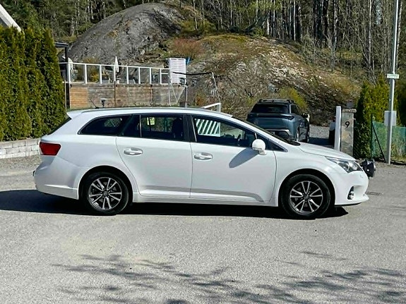 Toyota Avensis 4 of 5