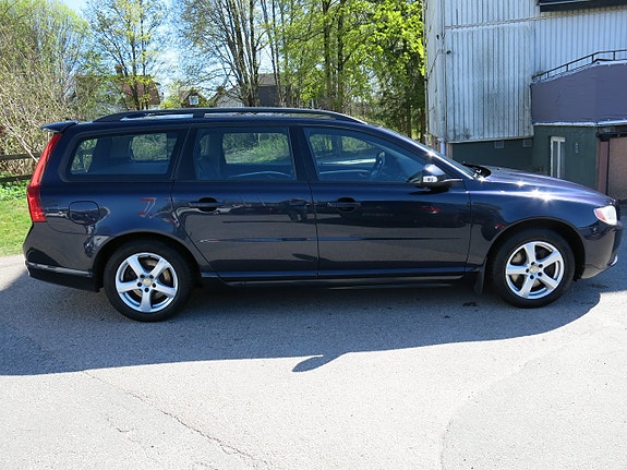 Volvo V70 2 of 5
