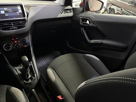 Peugeot 208 16 of 18
