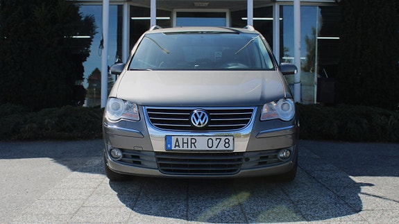 Volkswagen Touran 2 of 5