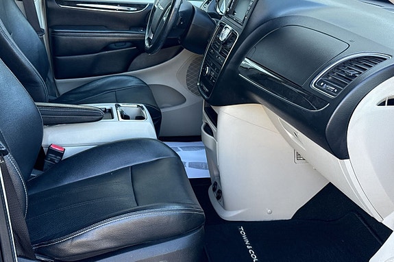 Chrysler Town & Country 9 of 16