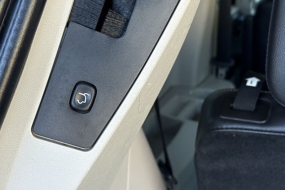 Chrysler Town & Country 15 of 16