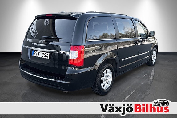 Chrysler Town & Country 3 of 16