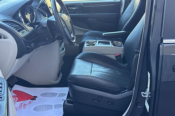 Chrysler Town & Country 6 of 16