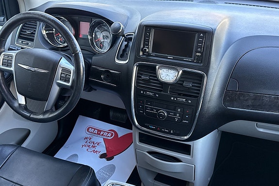 Chrysler Town & Country 7 of 16